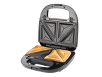 Un appareil à croque-monsieur noir ouvert avec deux croque-monsieur dorés et croustillants.