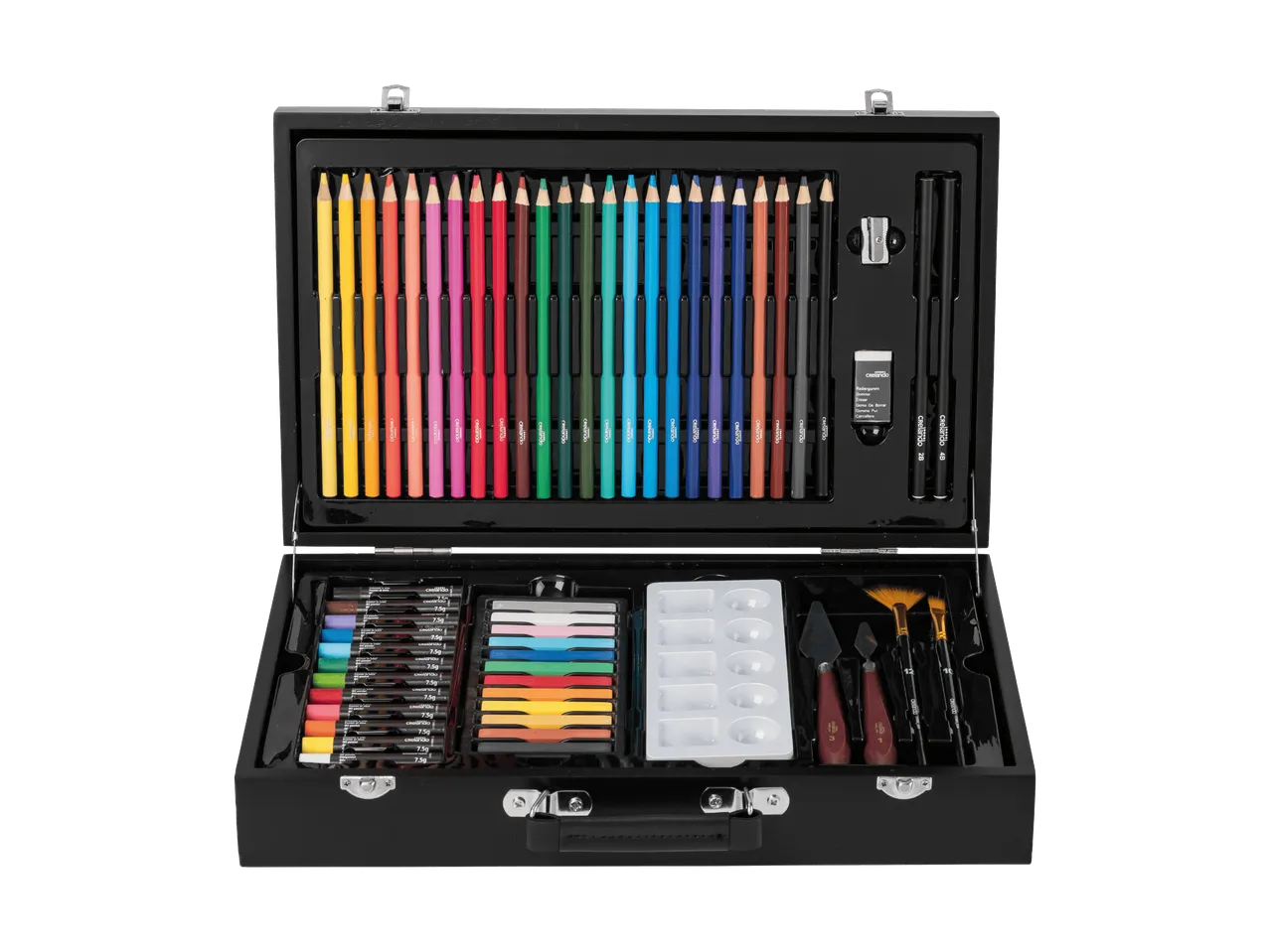 Coffret d'art noir ouvert avec crayons de couleur, pastels à l'huile, aquarelles, pinceaux et accessoires.