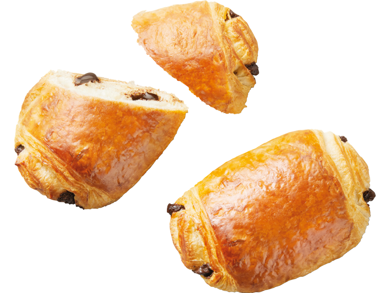 Tre chokladcroissanter, varav en är bruten och visar chokladfyllningen.