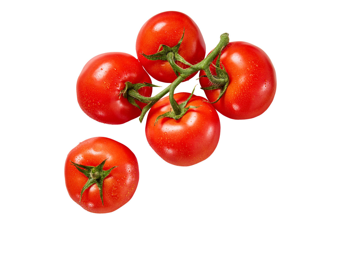 Vijf verse rode tomaten met waterdruppels op een zwarte achtergrond.