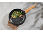 Frigideira de alumínio SILVERCREST com vegetais salteados sobre fundo cinzento.
