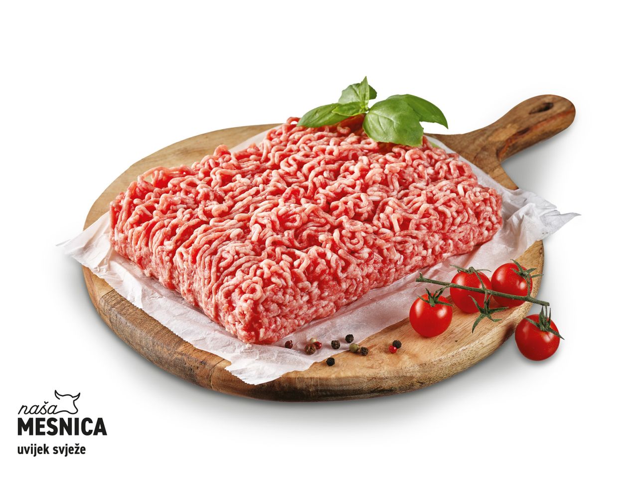 Pakiranje mljevenog mesa Melnica na drvenoj dasci.