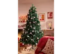 Árvore de Natal artificial LIVARNO home 210cm, decorada com bolas rosa e prateadas, numa sala festiva.