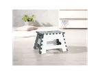Sklopiva plastična stolica svijetlo sive i bijele boje.