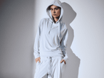 Frau in hellblauem STRENESSE Hoodie und Jogginghose