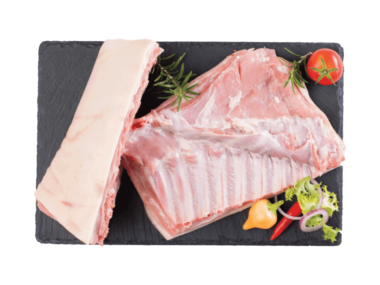 Sveža jagnjeća rebra i trbušina sa ruzmarinom, paradajzom i čilijem na crnoj ploči.