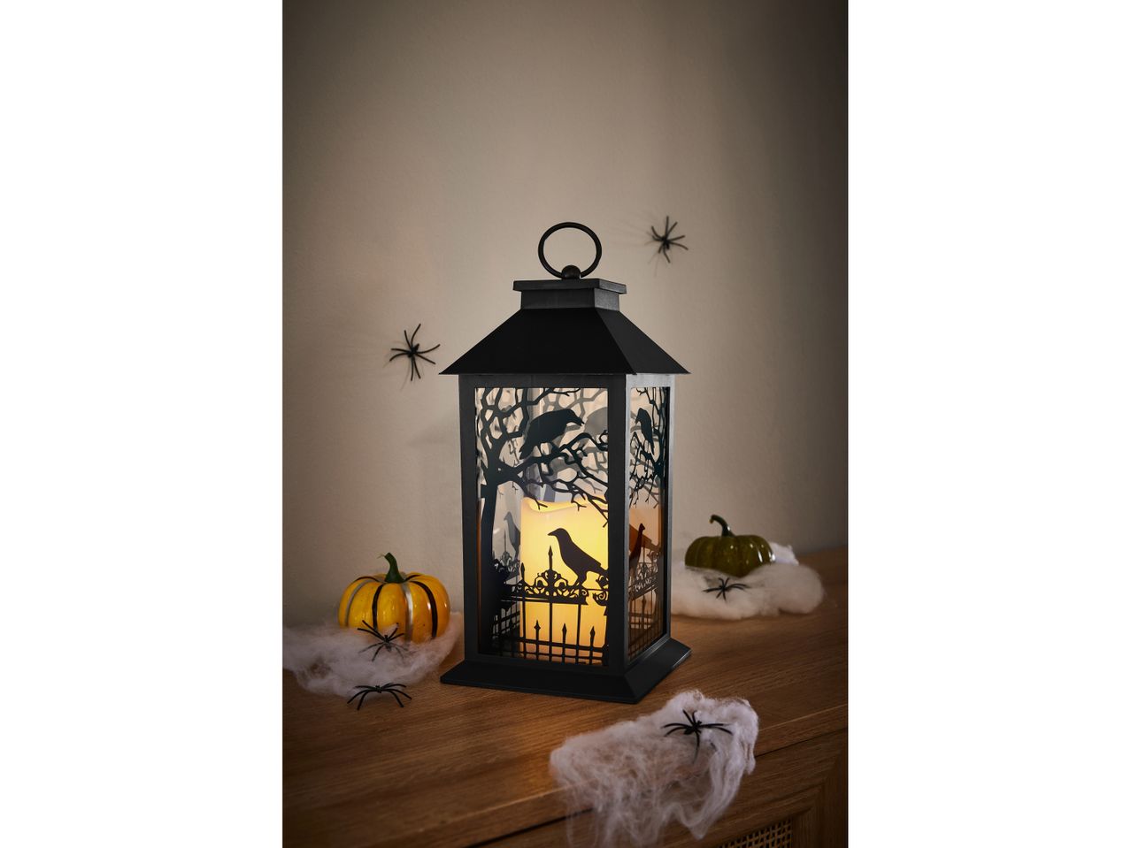 Lanterna decorativa di Halloween con corvi, ragnatele, ragni e zucche.