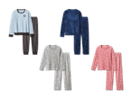 Vier Fleece-Pyjamas: hellblau mit 'Offline'-Logo, blau mit Gamecontroller-Muster, grau mit Sternen, rosa mit Punkten.