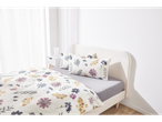 Set di biancheria da letto floreale: copripiumino e cuscini con fiori in stile acquerello.