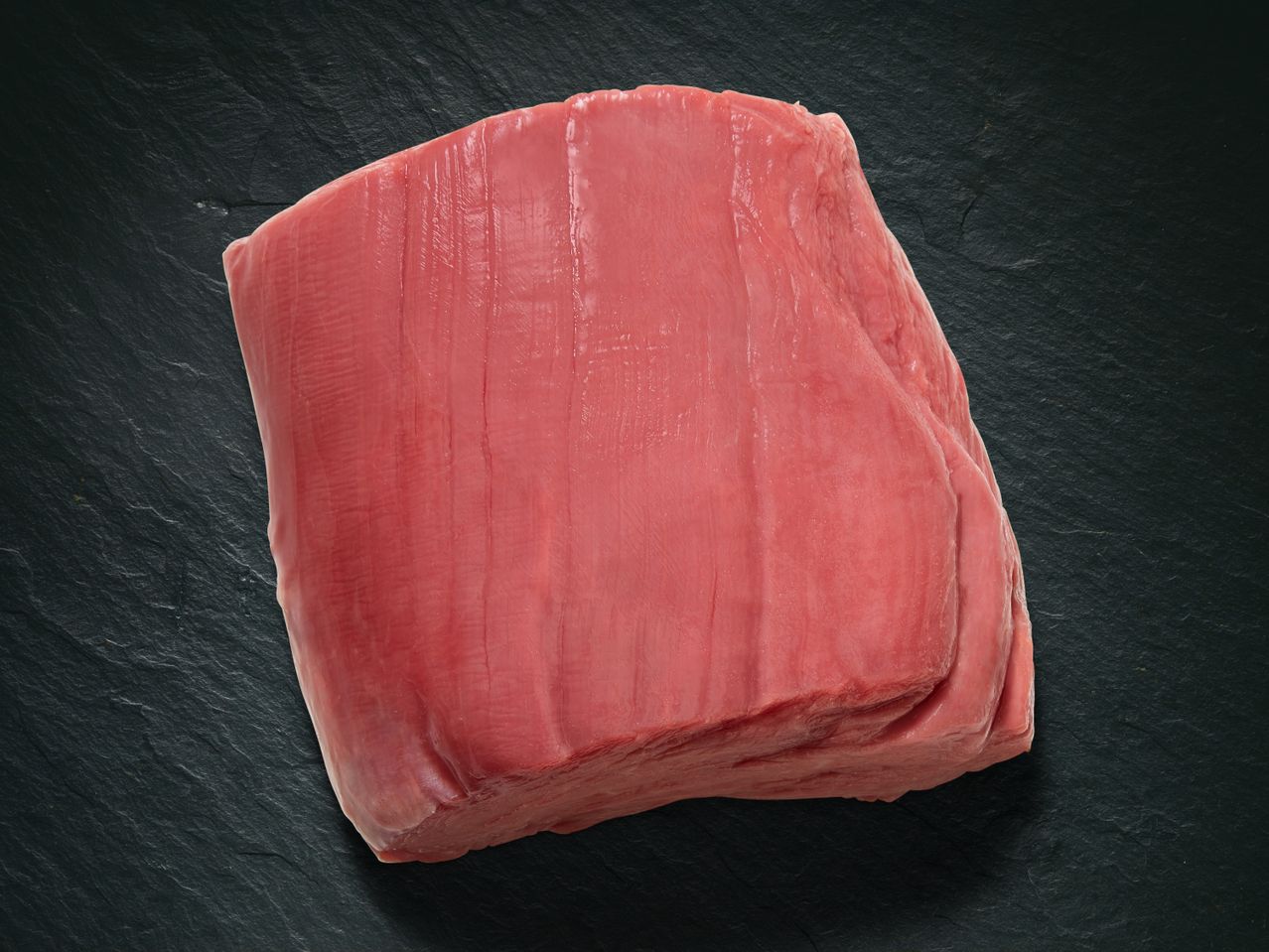 Ein Stück roter Thunfisch, bereit zum Kochen.
