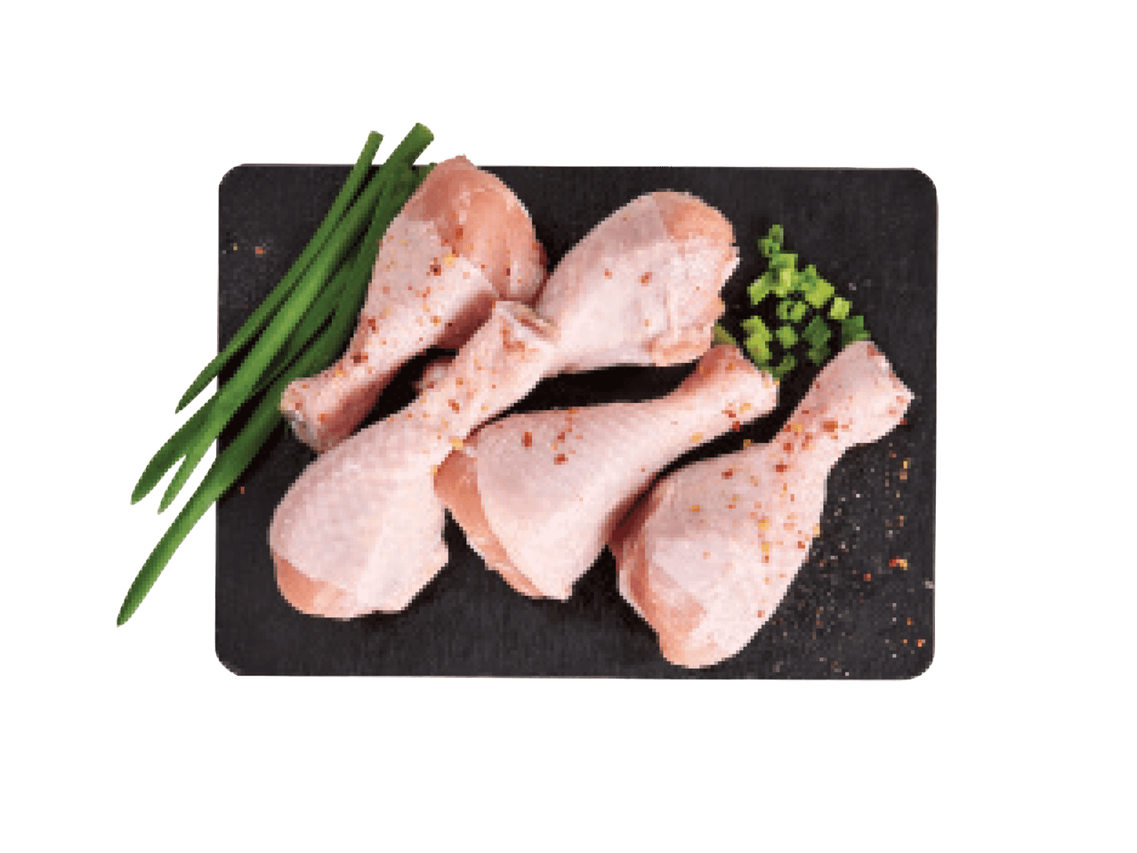 Jēlas vistas stilbiņi ar lociņiem uz melna dēlīša.