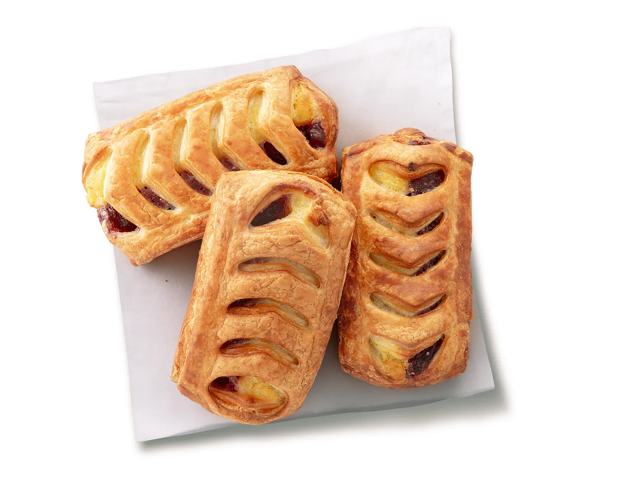 Tri lisnata peciva s nadjevom od voća i kreme na bijelom papiru.