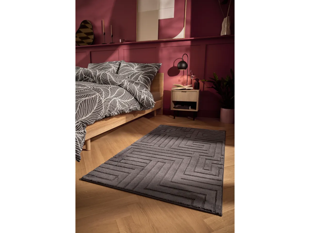 Un covor cu fir lung LIVARNO home pe o podea de lemn într-un dormitor.