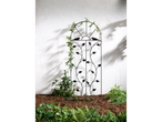 Treliça de jardim com detalhes de pássaros, cercada de vegetação.