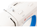 Máquina de costura E-ELEMENT BY PFAFF branca com detalhes azuis, vista de perto dos controles superiores.