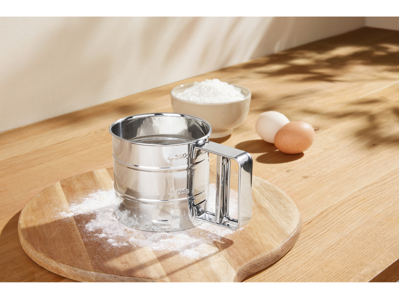 SILVERCREST® sită de făină pe un tocător de lemn, cu ingrediente de copt.