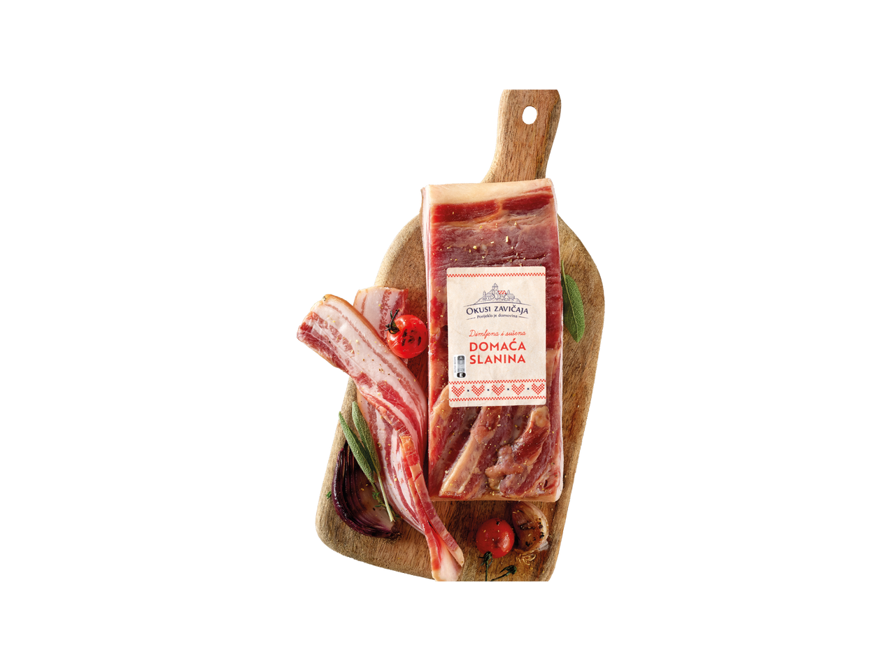 Dimljena i sušena domaća slanina na drvenoj dasci s povrćem i začinskim biljem.