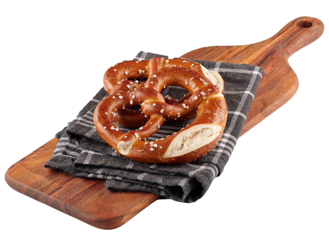Brezel på en träbräda.