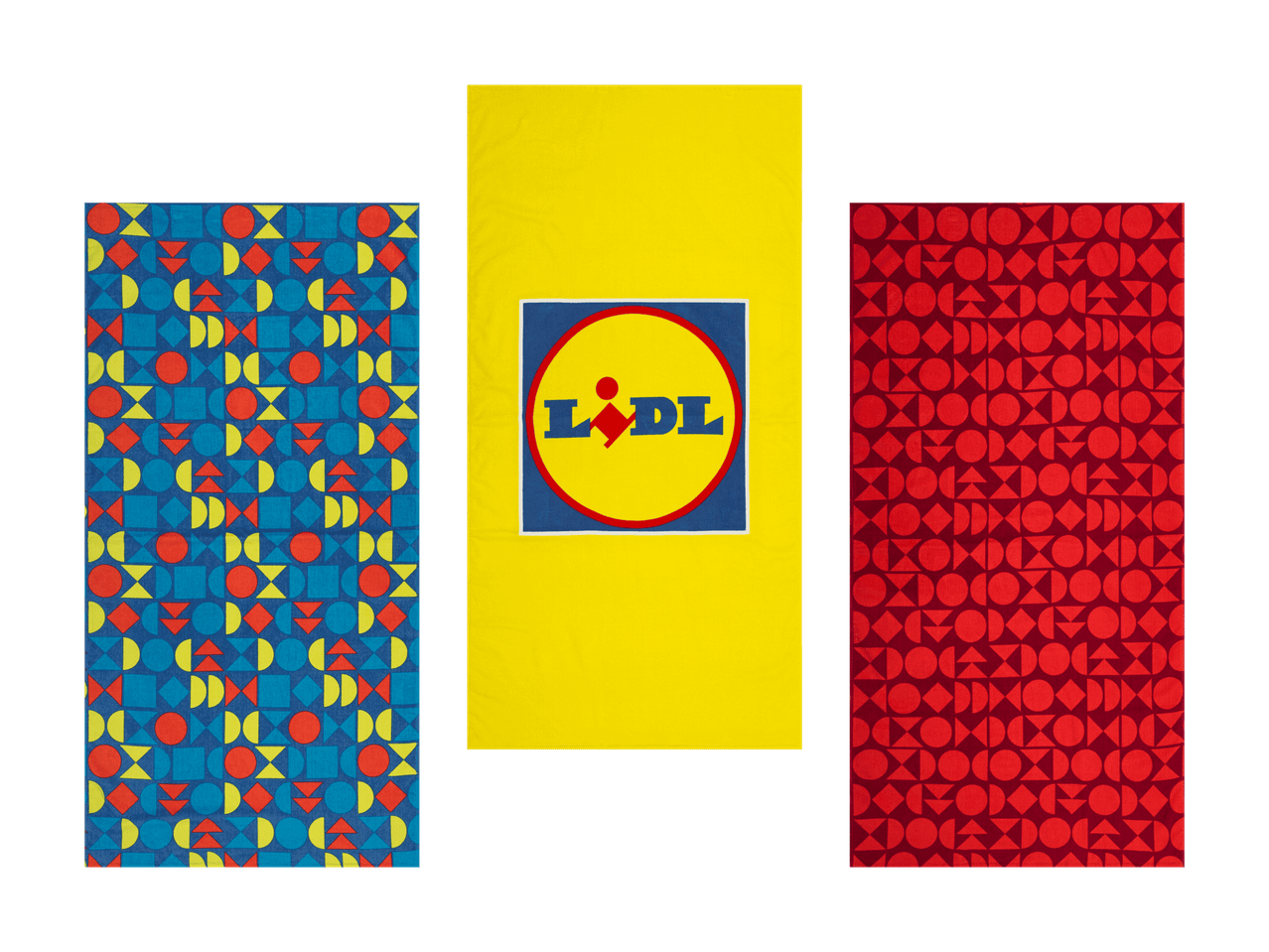 Trois serviettes de plage : une bleue à motifs géométriques, une jaune avec logo et une rouge à motifs géométriques.