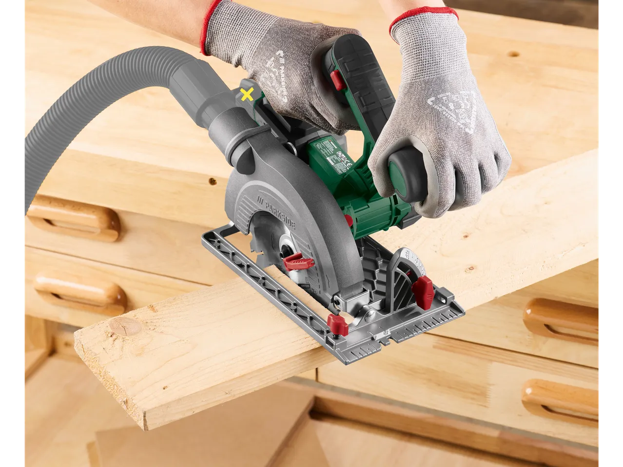 Parkside® 20 V PHKSA 20-Li akkus kézi körfűrész fát vág.