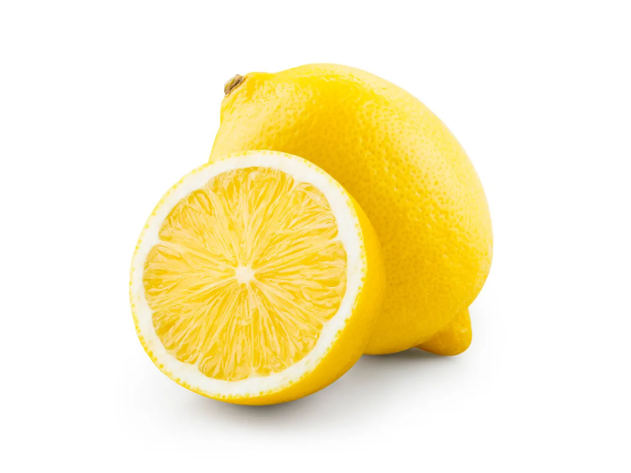 Whole and sliced lemons.