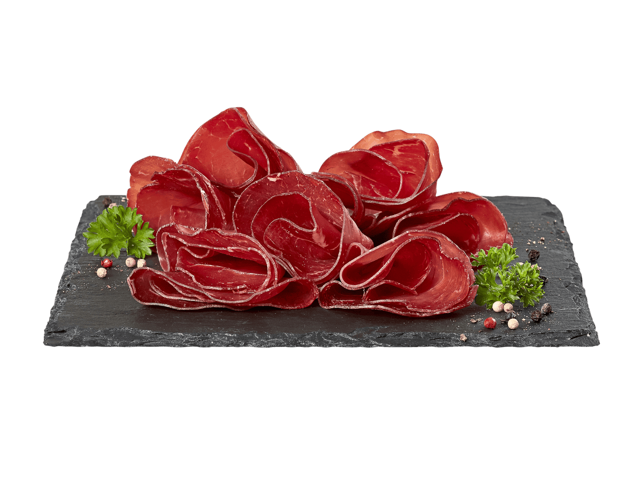 Bresaola-Scheiben auf einer Schieferplatte mit Petersilie und Pfefferkörnern.