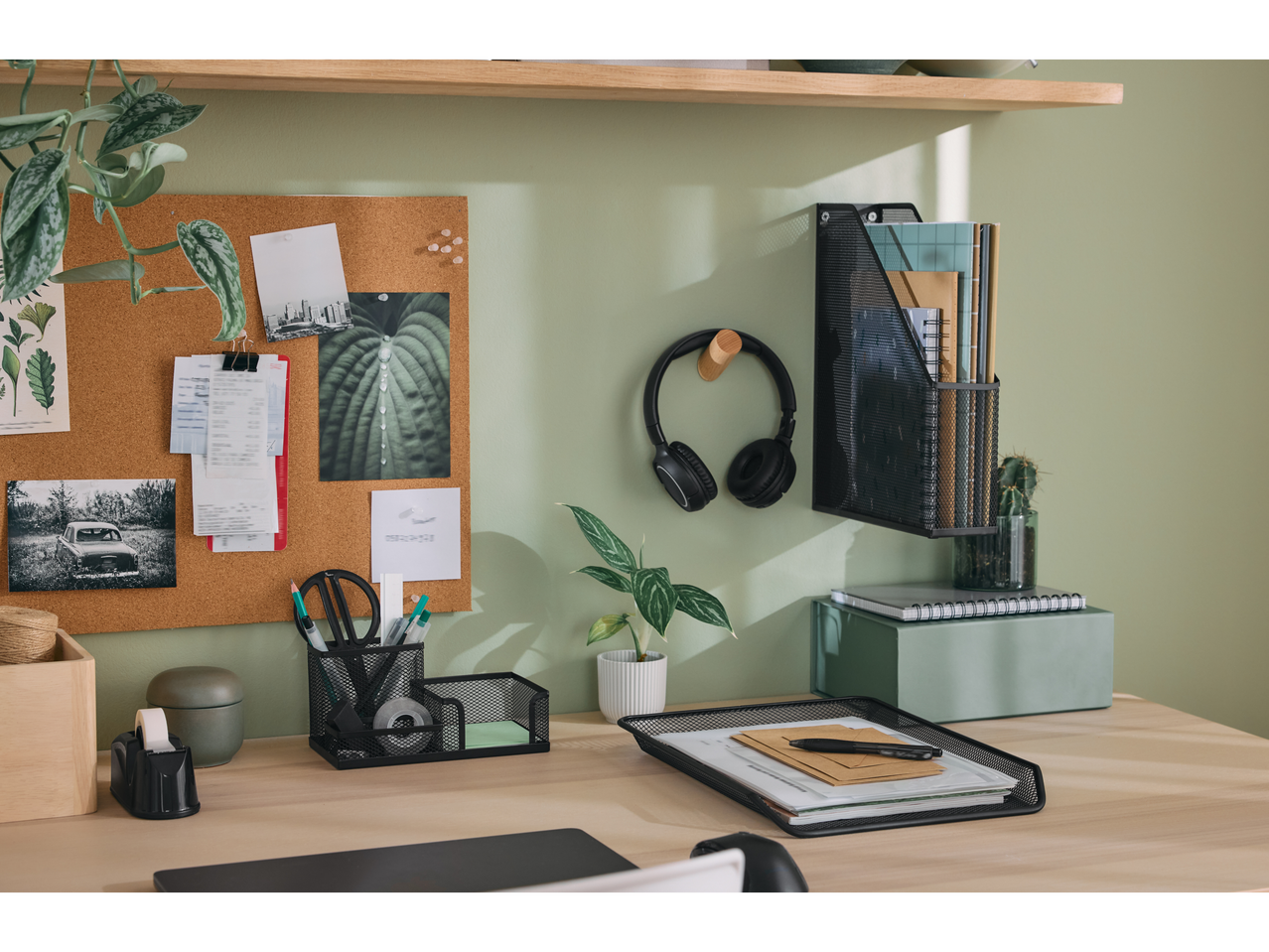 Organisierter Schreibtisch mit Crelando® Schreibtisch-Organizern, Kopfhörern, Pflanzen und Korktafel.