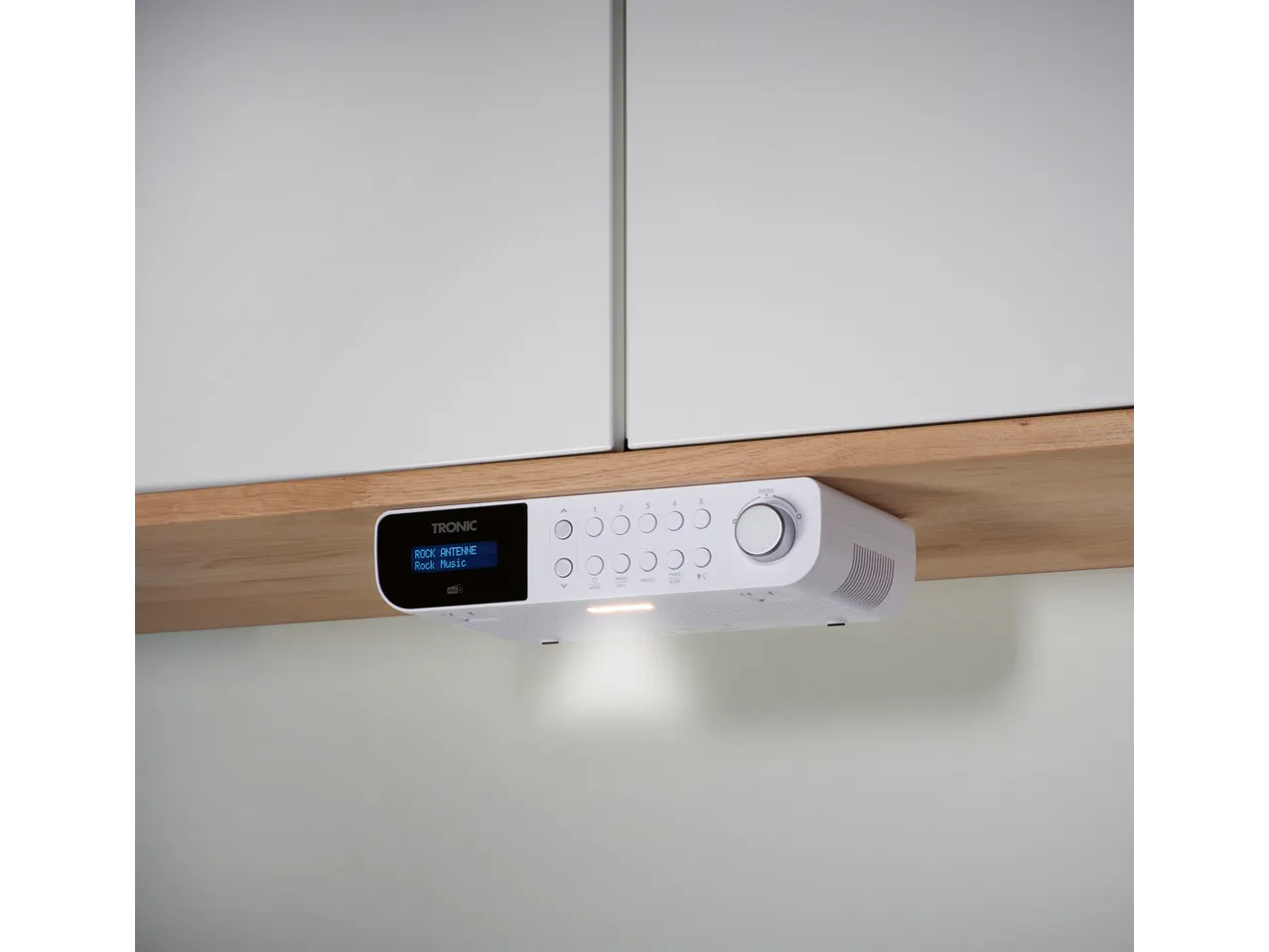 Beli TRONIC DAB+ kuhinjski radio ispod drvenog ormarića