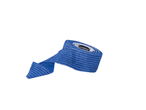 Mėlynas Sensiplast® tvarstis su baltomis juostelėmis baltame fone.