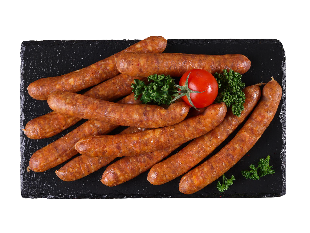 Sveže kobasice sa paradajzom i peršunom na crnoj ploči.