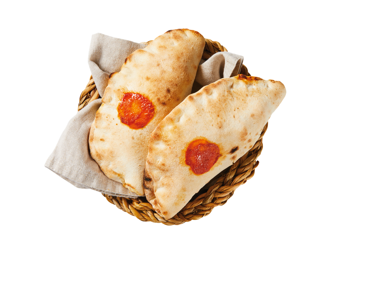 Calzones met tomatensaus in een rieten mandje.