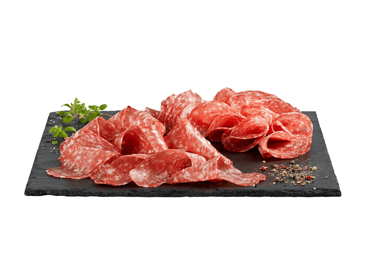 Auf einer schwarzen Schieferplatte angerichtete Salami-Scheiben mit Kräutern und Pfefferkörnern.