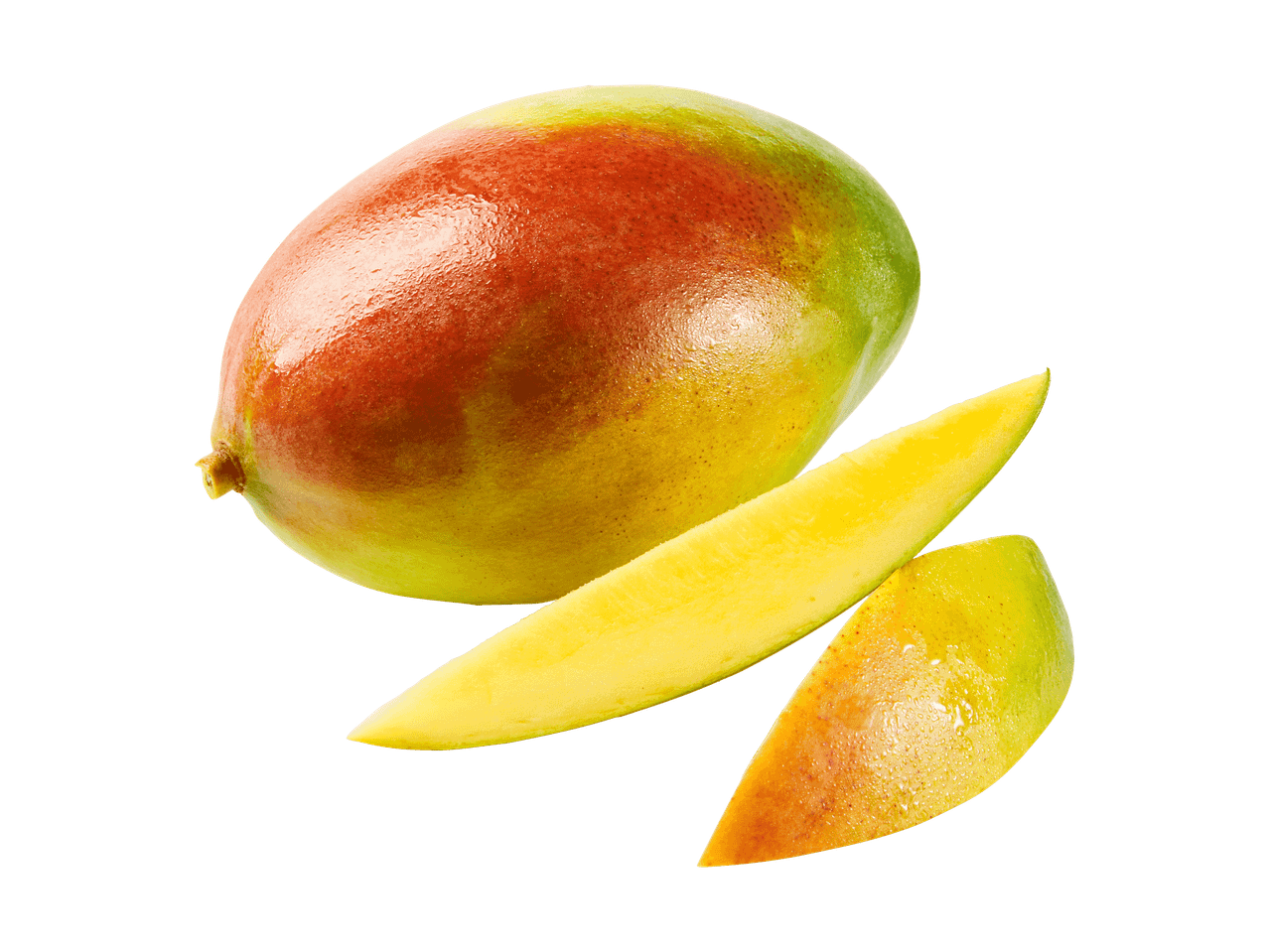 Ganze Mango und zwei Mangoscheiben mit Wassertropfen auf schwarzem Hintergrund