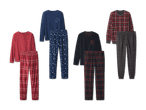 Drei Sets Fleece-Pyjamas: rot mit Schneeflocken, blau mit Sternen und kariert.