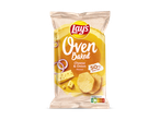Een zak ovengebakken chips met kaas- en uiensmaak, met 50% minder vet en Nutri-Score A.