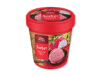 Rød beholder med dragefrugtsorbet, en skål med sorbet og en halv dragefrugt.