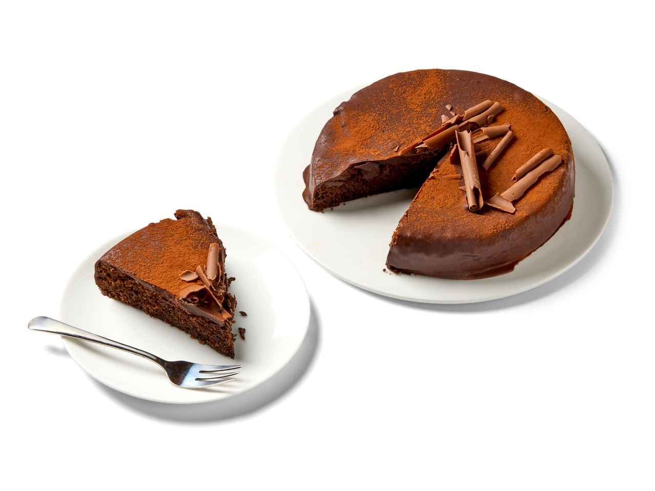 Een heerlijke chocoladetaart, bestoven met cacaopoeder en chocoladeschilfers, wordt op twee borden gepresenteerd.