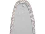 Capa de tábua de passar com padrão em zigue-zague bege e branco.