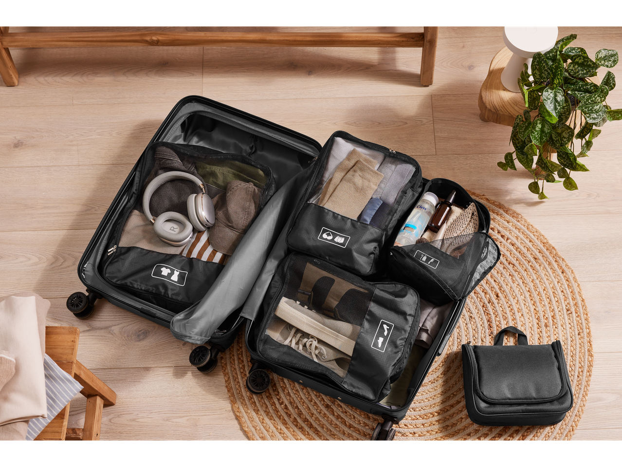 Mala com organizadores para roupas e acessórios, perfeita para viagens.