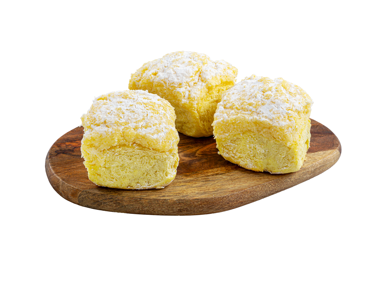 Três Pão de Deus, polvilhados com açúcar em pó, numa tábua de madeira.