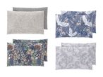 Fire sæt pudebetræk med forskellige mønstre, herunder geometriske, blomster, fugle og paisley.