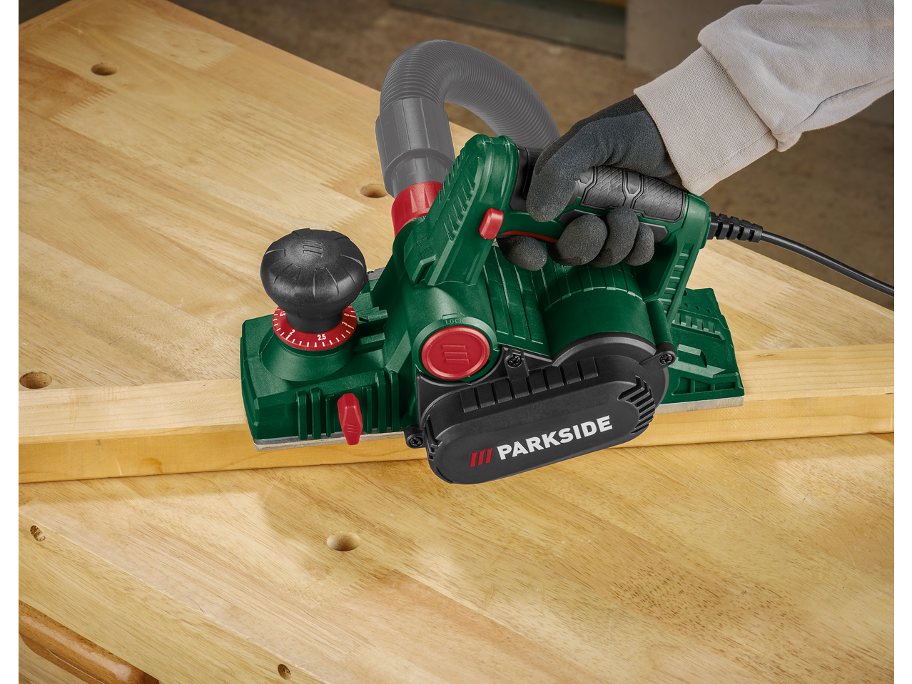 Elektromos gyalu porzsákkal, fafeldolgozáshoz használva.