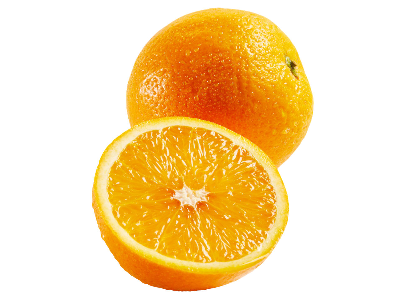 Svaigs, vesels apelsīns un apelsīna puse ar ūdens pilieniem uz melna fona.