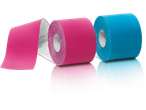 Dois rolos de fitas de cinesiologia sensiplast®, uma rosa e uma azul, com reflexos.