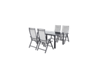 Conjunto de jantar exterior com mesa cinzenta e quatro cadeiras dobráveis.