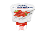 Опаковка извара с ягоди, с надпис „Cottage Cheese with Strawberry“ и „Hytteost Med Jordbær“.