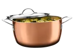 Réz főzőedény fedővel, benne zöldségekkel.