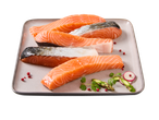 Quatro pedaços de filete de salmão cru com pele num prato retangular.