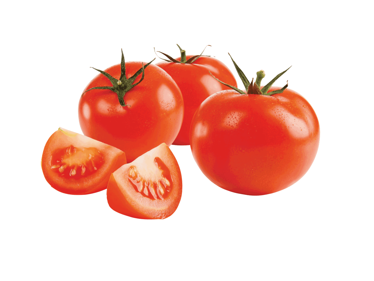 Trīs veseli tomāti un divas tomātu šķēles uz melna fona.