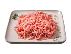 Rohes Hackfleisch auf einer Platte, garniert mit Kräutern und Gewürzen.